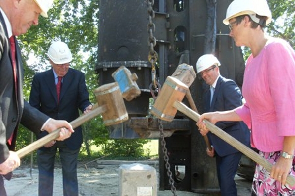 Burgemeesters slaan eerste paal voor nieuw gemeentehuis Goeree-Overflakkee