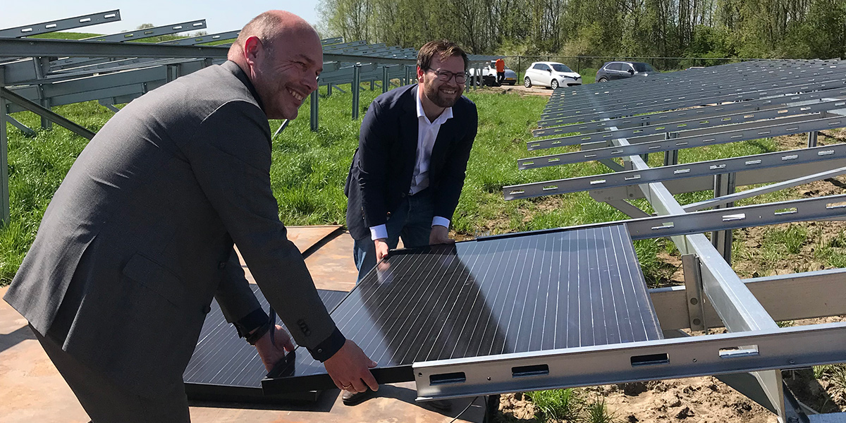 Plaatsing eerste zonnepaneel op zonnepark Ooltgensplaat