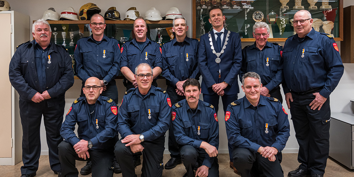 Tien brandweermannen Koninklijk onderscheiden in de brandweerkazerne van Dirksland