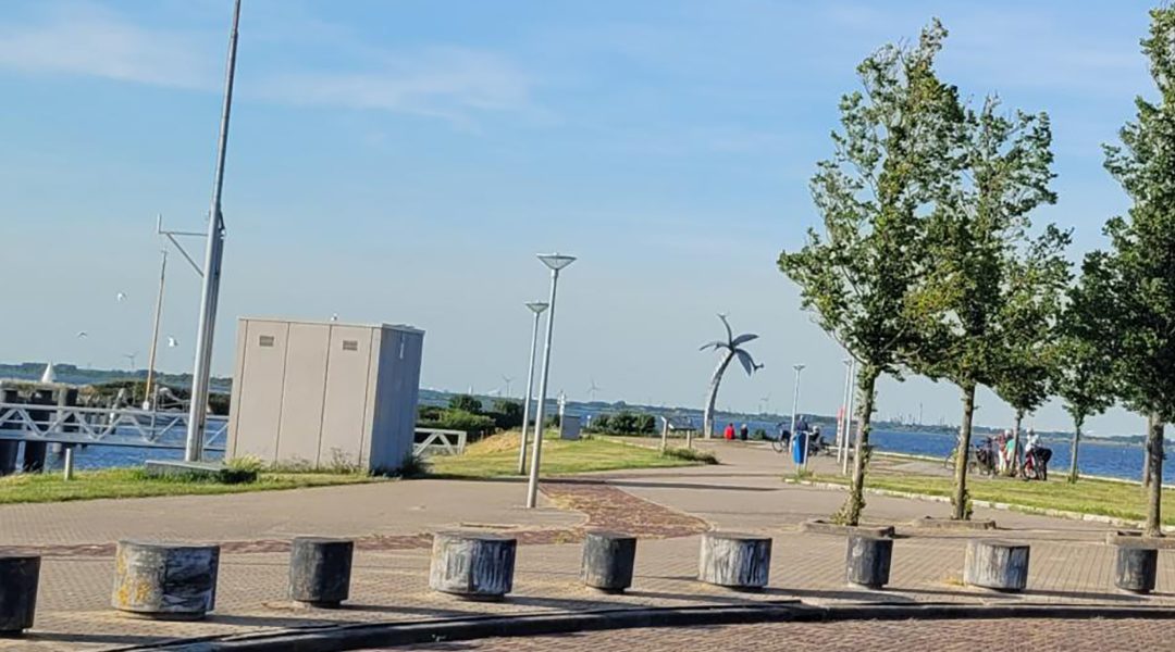 Schip met asielzoekers naar nieuwe locatie