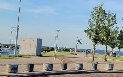 Noodopvang asielzoekers op schip in haven Middelharnis