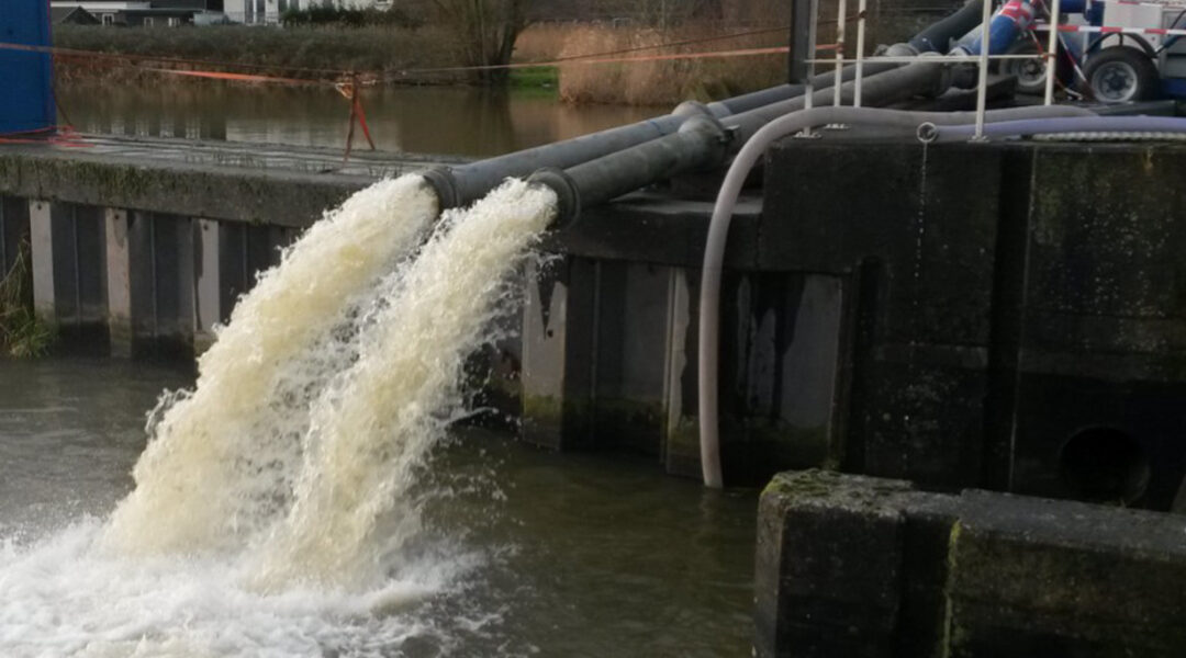 Waterschap zet noodpompen in om water af te voeren