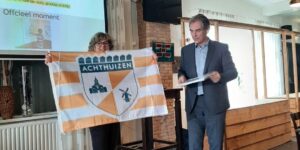 Overhandiging van vlag van Achthuizen