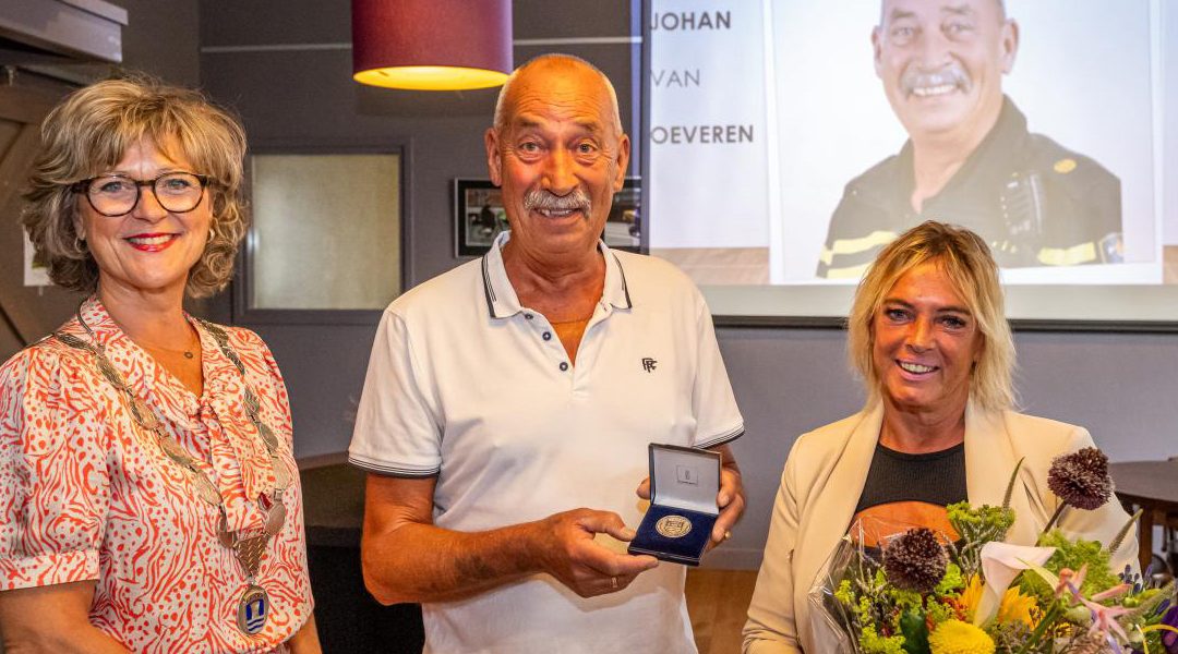 Gemeentepenning voor Wijkagent Johan van Oeveren
