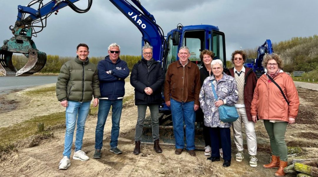 Opknapbeurt strandje bij Twins (De Punt) van start