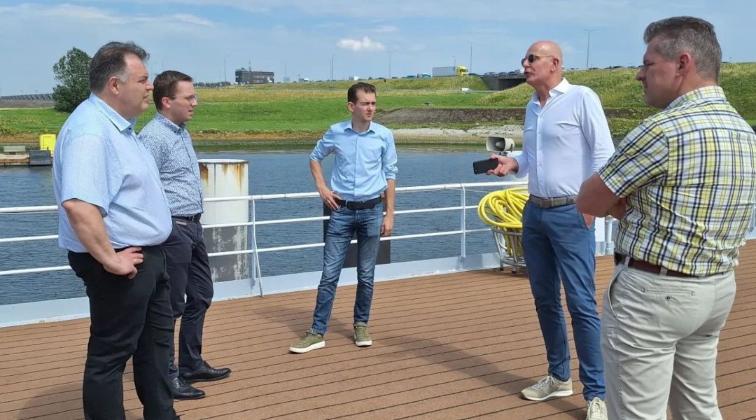 SGP-fractie laat zich bijpraten op asielschip ‘Esmeralda’ in Stellendam