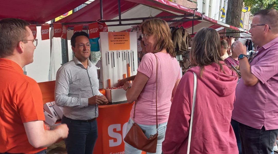 Mooie gesprekken op de Holle Bolle Avondmarkt Sommelsdijk