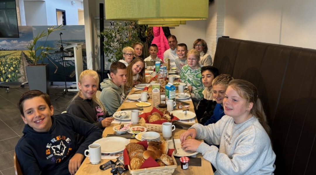 Burgemeester Ada Grootenboer-Dubbelman en leerlingen van SBO Het Kompas ontbijten samen
