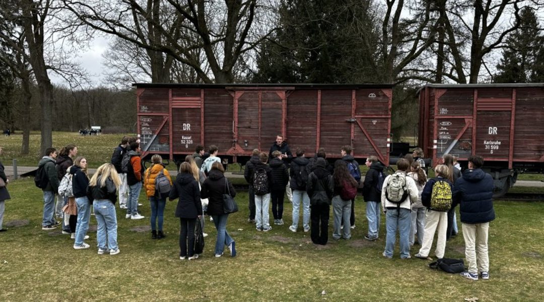 Scholieren en burgemeester Goeree-Overflakkee bezoeken Westerbork