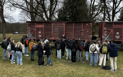 Scholieren en burgemeester Goeree-Overflakkee bezoeken Westerbork