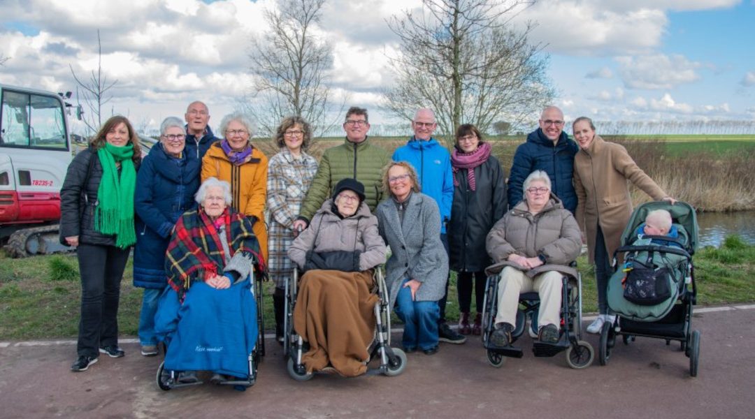 Groeiend eerbetoon: gedenkbomen voor twee 100-jarige inwoners Goeree-Overflakkee