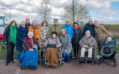 Groeiend eerbetoon: gedenkbomen voor twee 100-jarige inwoners Goeree-Overflakkee