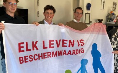 SGPJ Goeree-Overflakkee overhandigt Levensvlag aan burgemeester