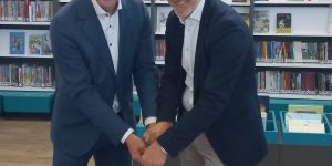 Gezamenlijk aansnijden taart