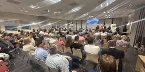 Volle zaal met aandacht