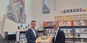 SGP overhandigd taart aan jarige school