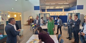 Taart voor de jarige school